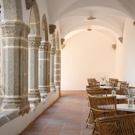 Convento Do Espinheiro, Historic Hotel & Spa Évora Exterior foto The cloister of the monastery
