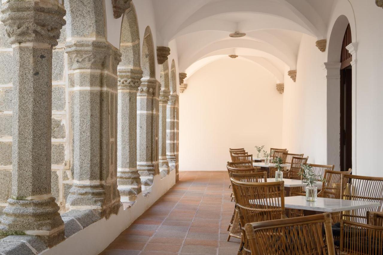 Convento Do Espinheiro, Historic Hotel & Spa Évora Exterior foto The cloister of the monastery