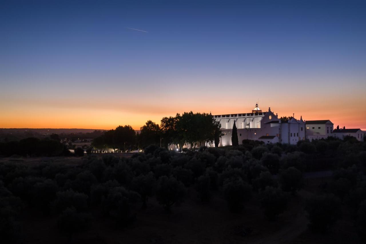 Convento Do Espinheiro, Historic Hotel & Spa Évora Exterior foto The monastery at night