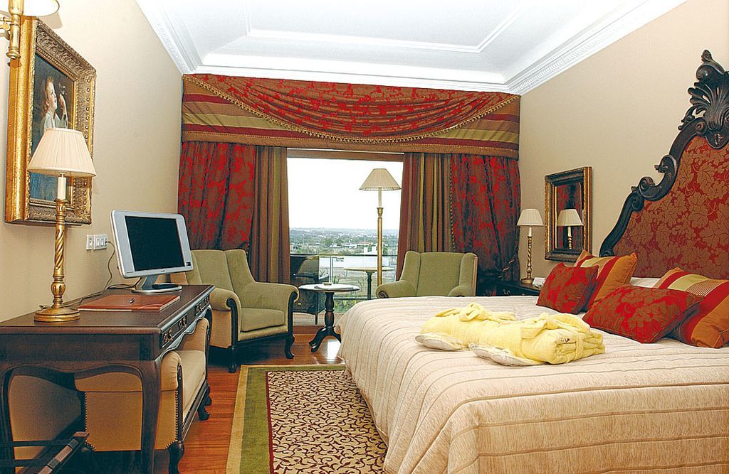 Convento Do Espinheiro, Historic Hotel & Spa Évora Exterior foto A room at the Taj Bengal