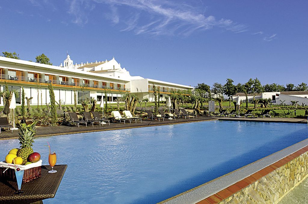 Convento Do Espinheiro, Historic Hotel & Spa Évora Exterior foto The resort's swimming pool