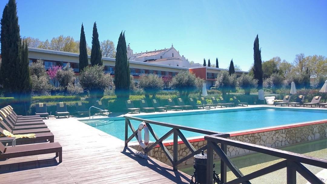 Convento Do Espinheiro, Historic Hotel & Spa Évora Exterior foto The swimming pool at the hotel