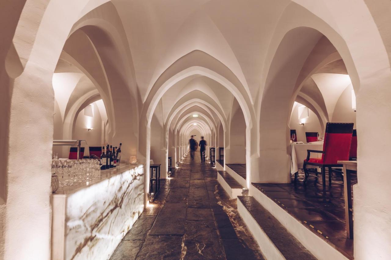 Convento Do Espinheiro, Historic Hotel & Spa Évora Exterior foto The crypt
