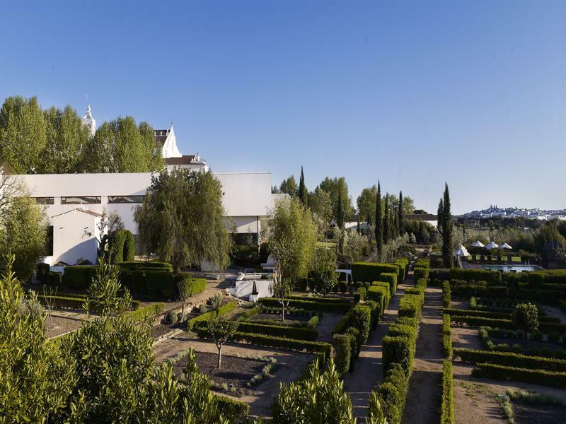 Convento Do Espinheiro, Historic Hotel & Spa Évora Exterior foto View of the gardens of the University of Alcalá
